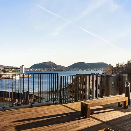 Brand-new 2025 Sunny Private Terrace - By The Sea Apartament Bergen